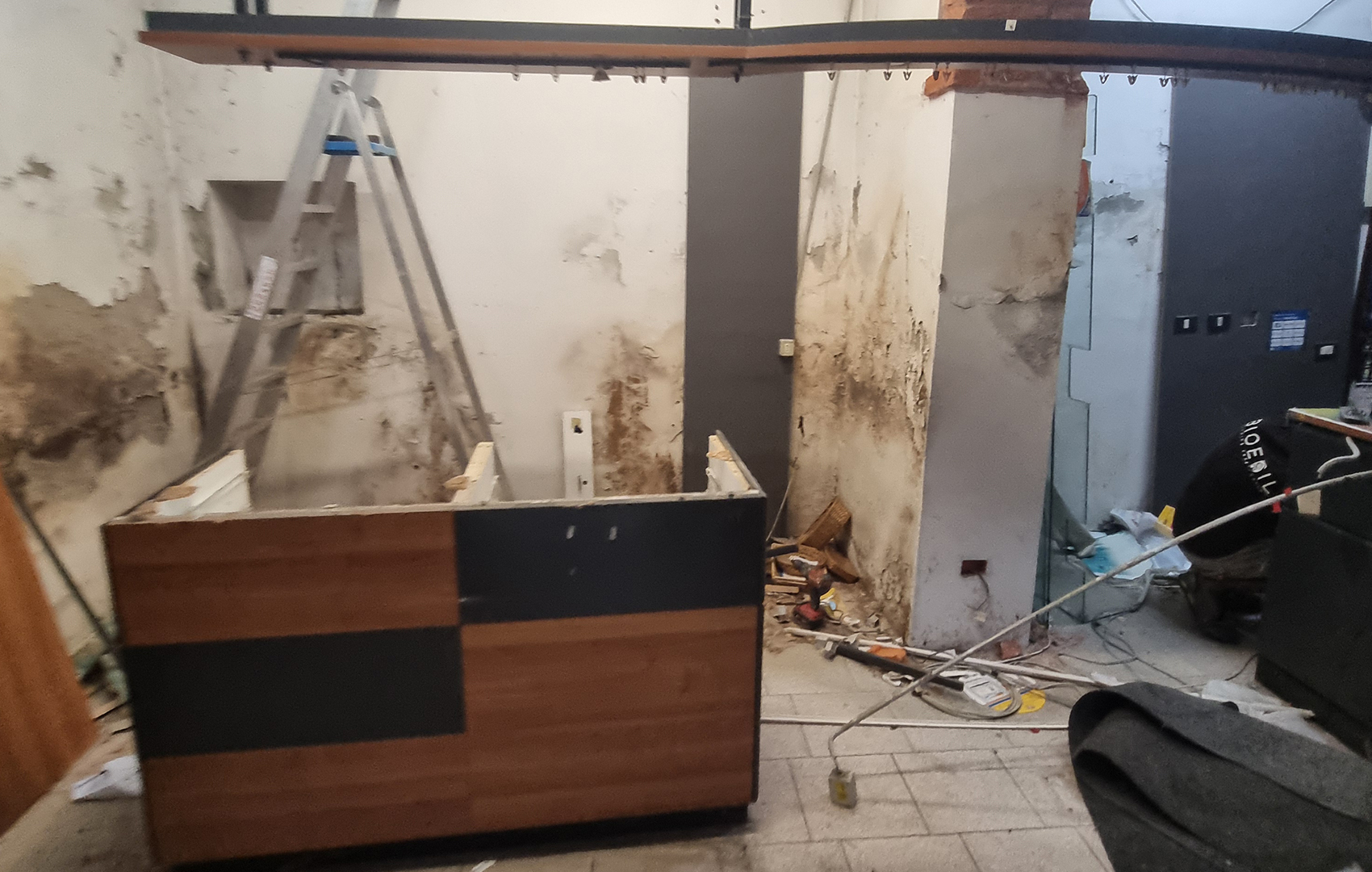 BioEdil SRL | Dettaglio riqualificazione esterno Tabaccheria Piazza Cairoli